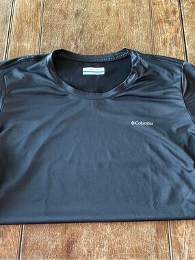 Columbia Black Performance Tee (Women’s L)